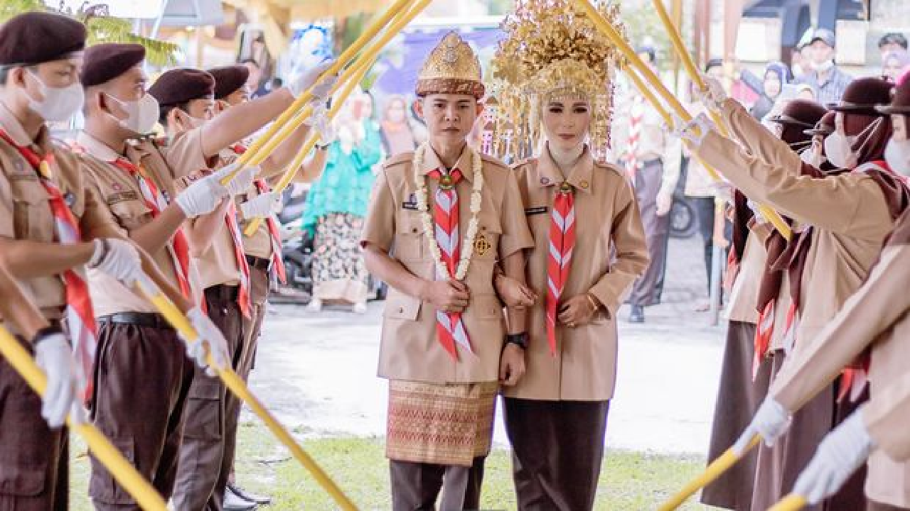 Agak Laen! Pengantin Ini Viral Usai Pakai Seragam Pramuka di Acara Pernikahannya, Netizen: Aya Aya Wae