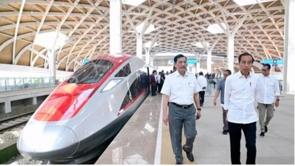 Jokowi Puji Kecepatan KCIC Jakarta-Bandung 350 KM/Jam