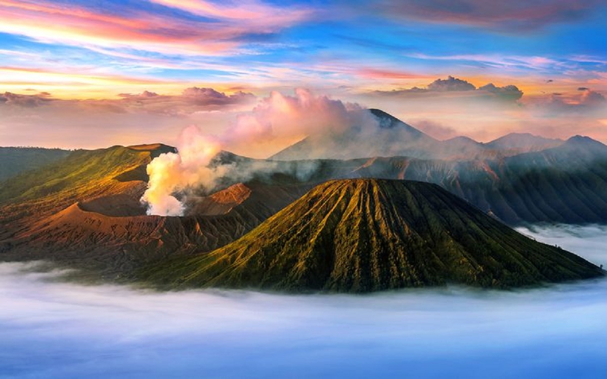 Bikin Merinding! Ini 4 Gunung di Indonesia yang Menyimpan Banyak Kisah Mistis