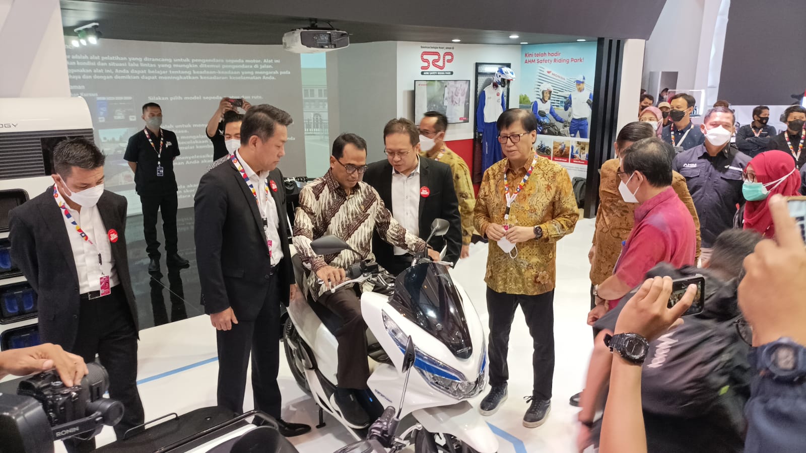 AHM Umumkan Strategi Roadmap Sepeda Motor Listrik Honda Hingga 2030 Di IMOS 2022