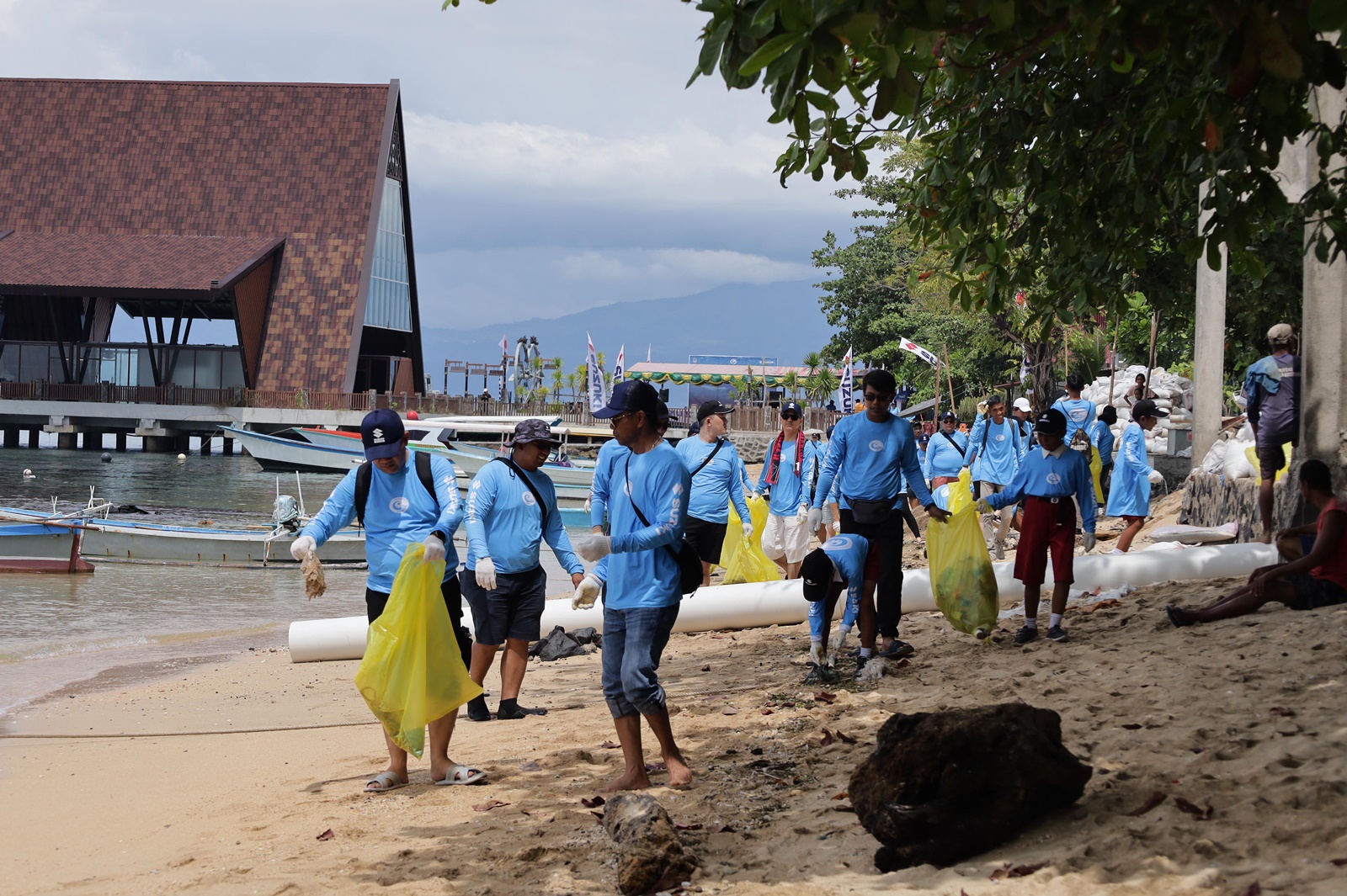 Suzuki Indonesia Lakukan Aksi Bersih-bersih Pantai Bunaken bersama Pelajar