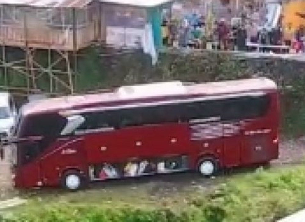 Insiden Bus 'Horor' Terjungkal Masuk Jurang di Kawasan Wisata Guci Tegal, Satu Orang Tewas