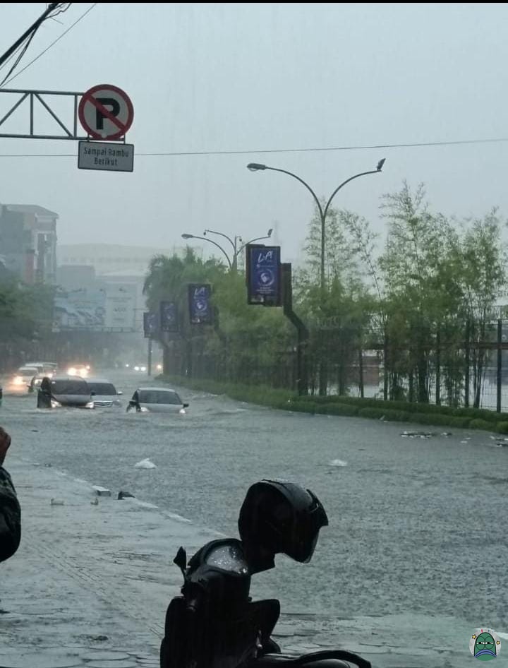 Parah! Makassar Terendam Banjir, Ketinggian Air Capai Leher Orang Dewasa