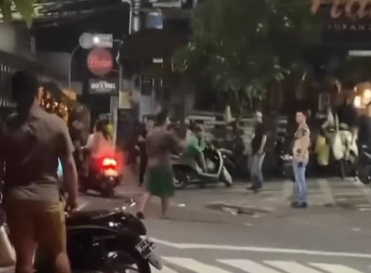 Video Viral Pria WNA Ngamuk dengan Senjata Tajam di Kelab Malam Bali!