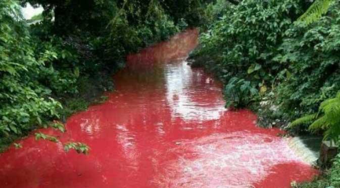 Geger! Air Sungai di Bandung Mendadak Berwarna Merah, Warga Auto Panik