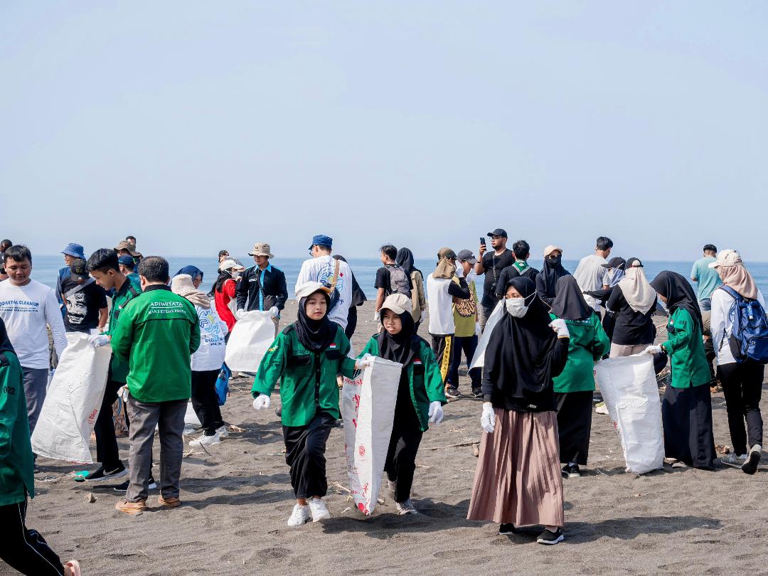  Gelar Coastal Clean Up di Kulon Progo, PTK Berhasil Kumpulkan 28 Ton Sampah