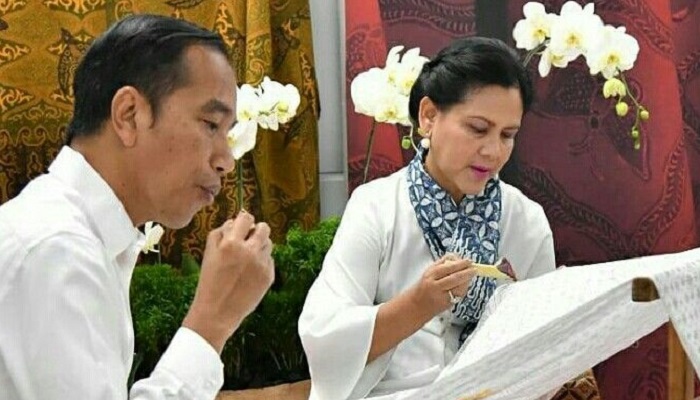 Jokowi dan Ibu Iriana Sengaja Bagikan Kaos Bertuliskan 'Jokowi 3 Periode'? Cek Faktanya