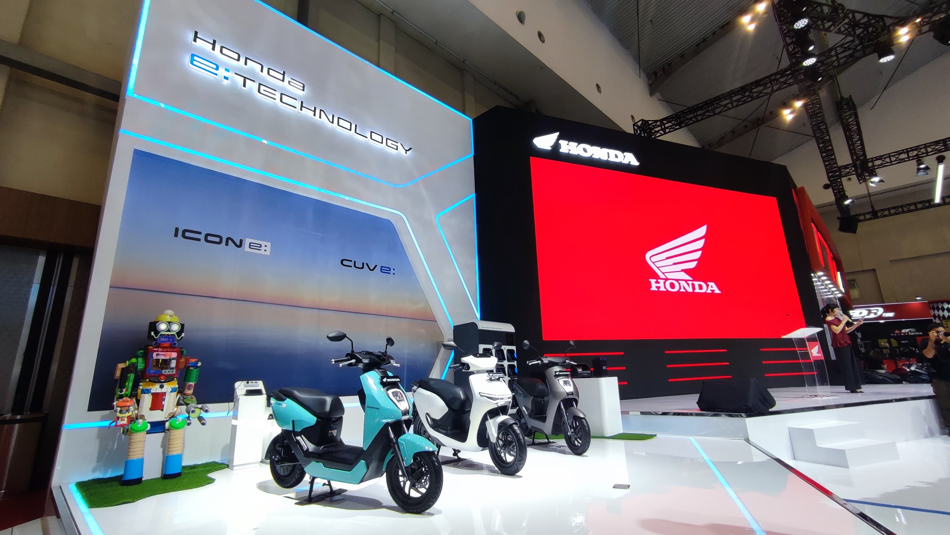 Honda ICON e: dan CUV e: Meriahkan Booth AHM di Indonesia Motorcycle Show 2024