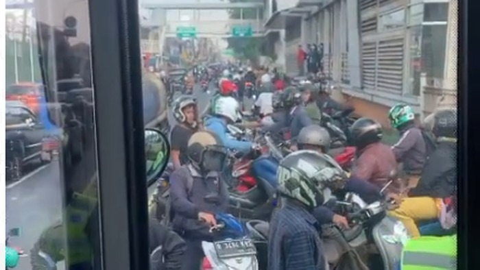 Nekat! Puluhan Pengendara Motor Lawan Arus di Jalur Transjakarta Jatinegara Saat Razia Polisi!