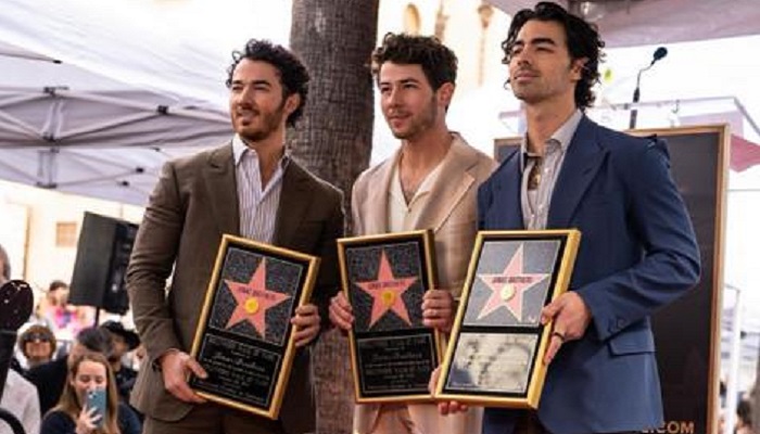 Selamat! Setelah 18 Tahun Berkarya, Akhirnya Jonas Brothers Raih Hollywood Walk of Fame Ke-2.745