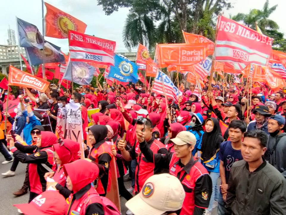 Demonstrasi Massal Buruh Mendorong Kenaikan Upah Minimum 15% di Jakarta