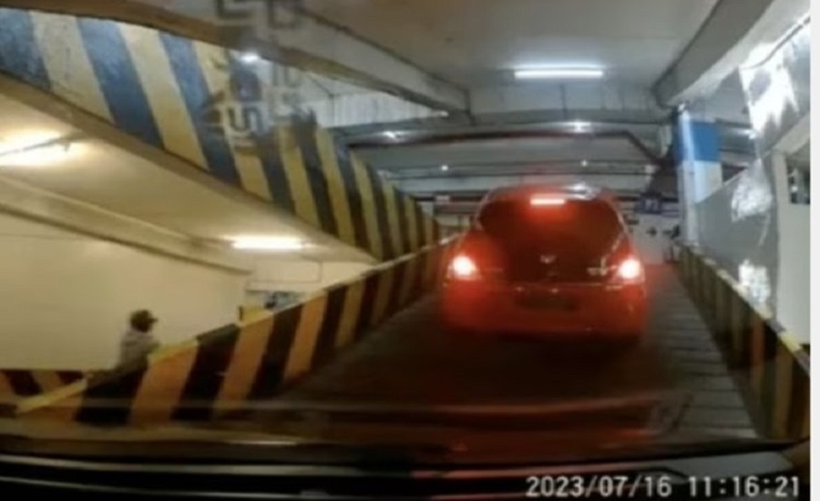 Viral, Mobil Mewah Nggak Kuat Nanjak Dijalanan Naik: 'Driver Tak Bisa Mengendalikan Kendaraan'