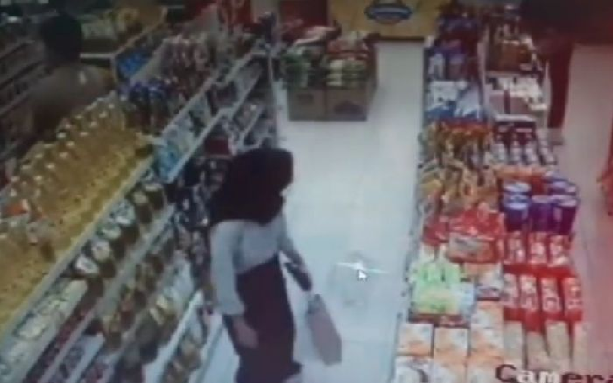 Jorok! Viral Wanita Berhijab Terekam CCTV Kencing di Minimarket Langsung Pergi