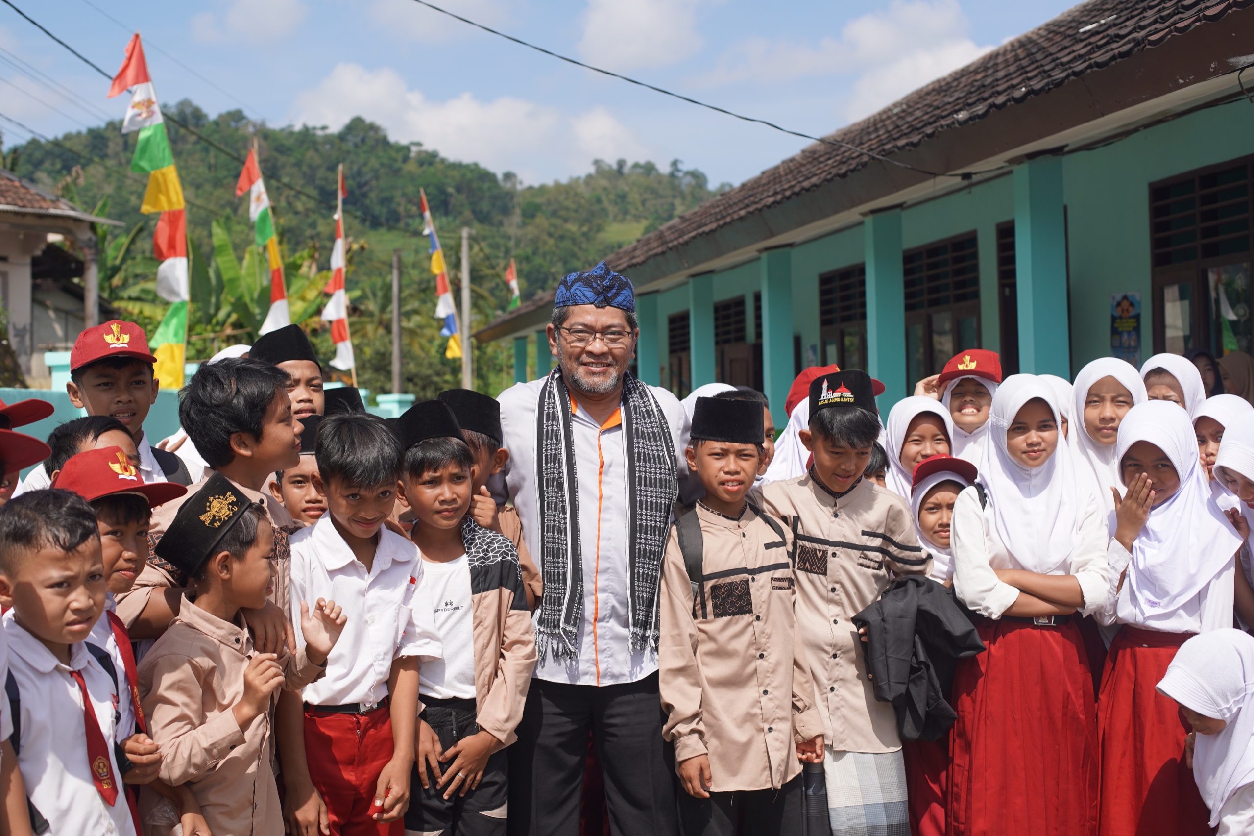 Dukung Kualitas Pendidikan di Lebak, Astra Tol Tamer Serahkan Bantuan Sekolah