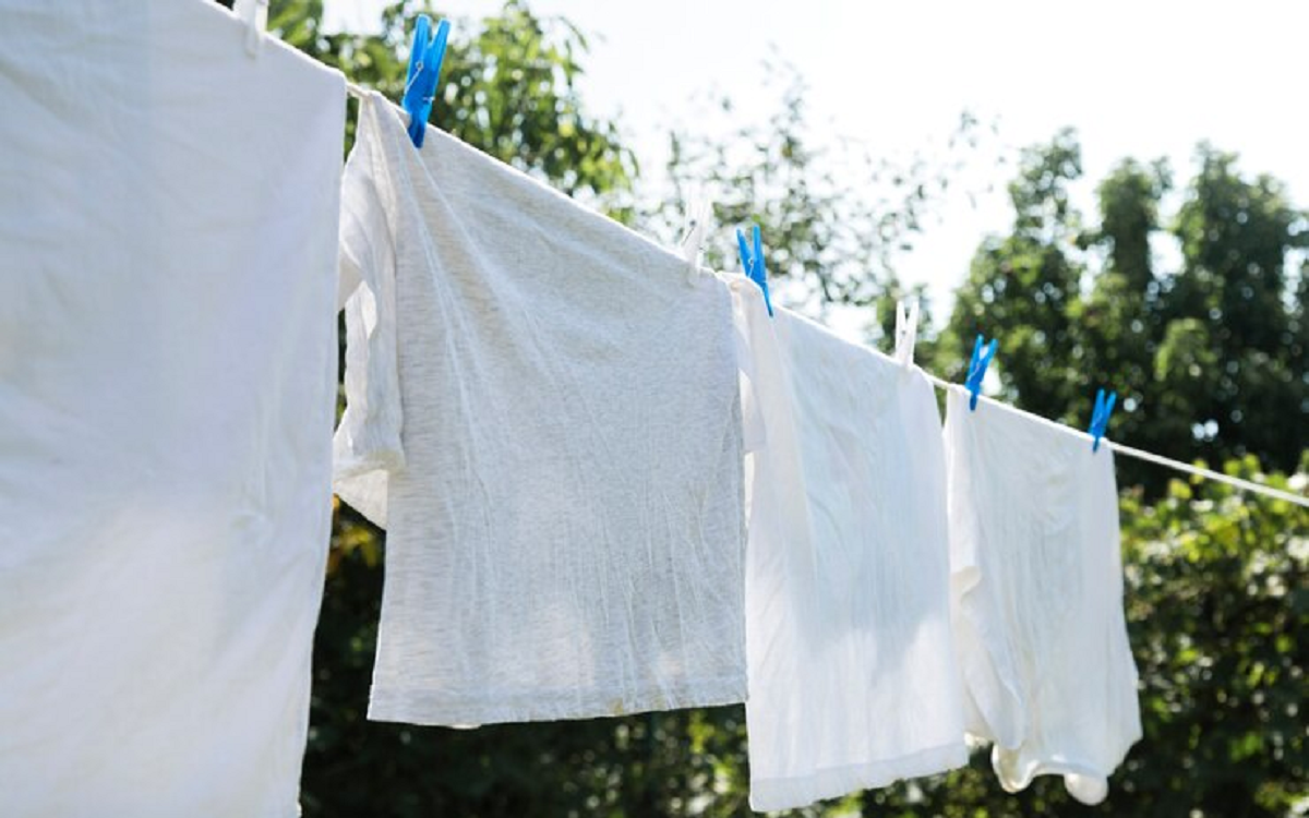 Sulit Cuci Bersih Baju Putih? Ini 5 Tips yang Bisa Buat Pakaian Jadi Seperti Baru