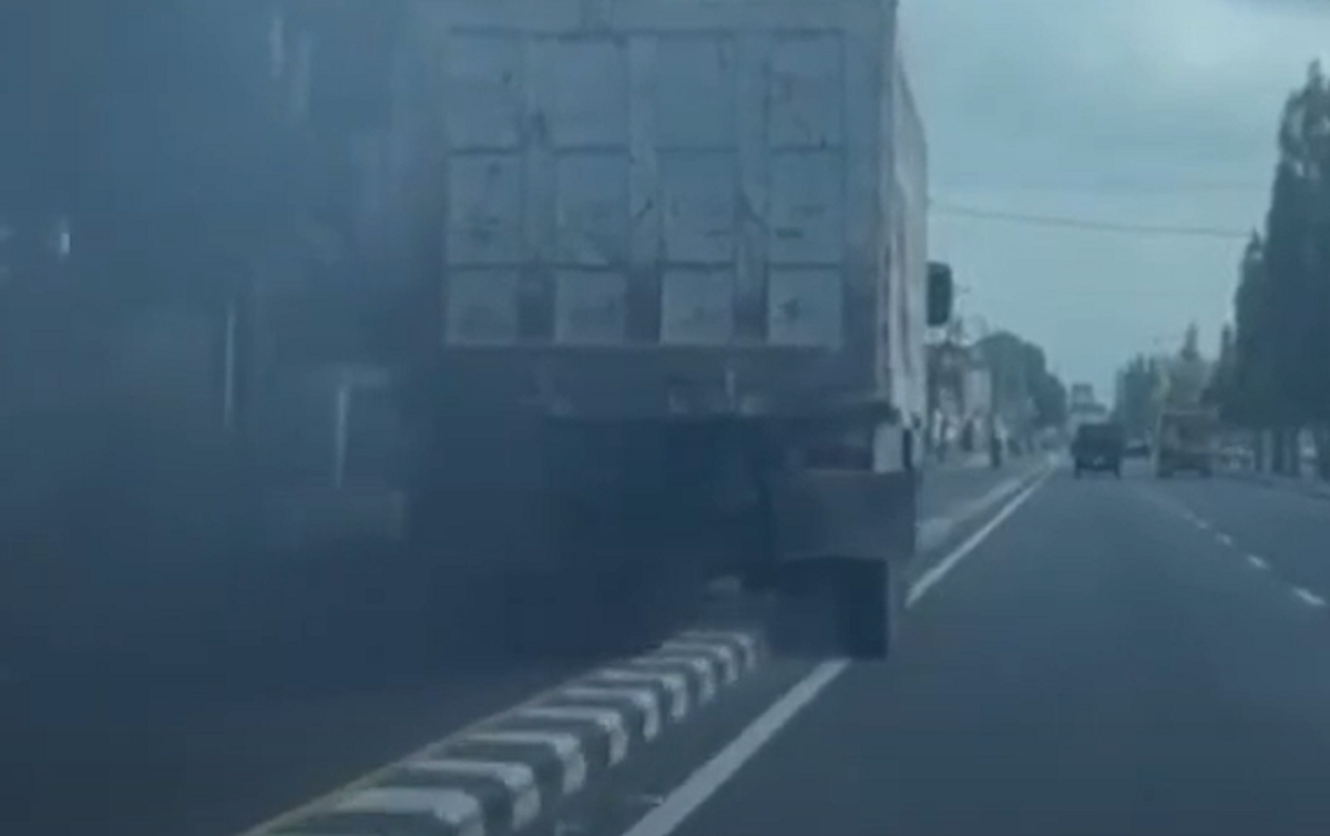 Viral! Aksi Senonoh Sopir Truk Melaju di Atas Pembatas Jalan di Jogja Bikin Geram