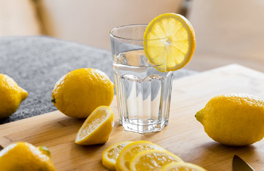Ini Alasan Kamu Harus Minum Air Lemon Sebelum Tidur!