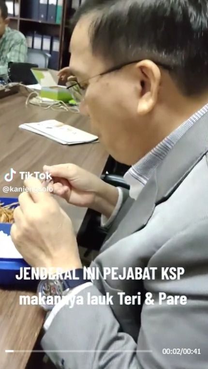 Viral! Pejabat Kantor Staf Presiden Bawa Bekal Makan Siang Lauk Ikan Teri dan Sayur Pare