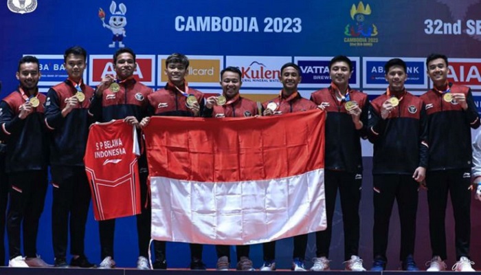 Terharu! Tim Badminton Beregu Putra Raih Emas di SEA Games 2023, Jersey Milik Almarhum Syabda Ikut Naik Podium
