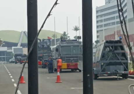 Demo Harga BBM, Kendaraan Taktis Polisi Siaga di Depan Gedung DPR
