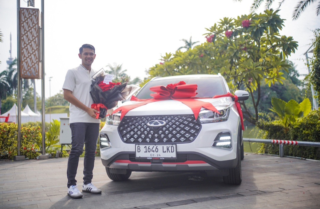 Bukti Kasih Sayang Anak, Atlet Bulutangkis Fajar Alfian Beri Hadiah Chery Tiggo 5X untuk Orang Tua