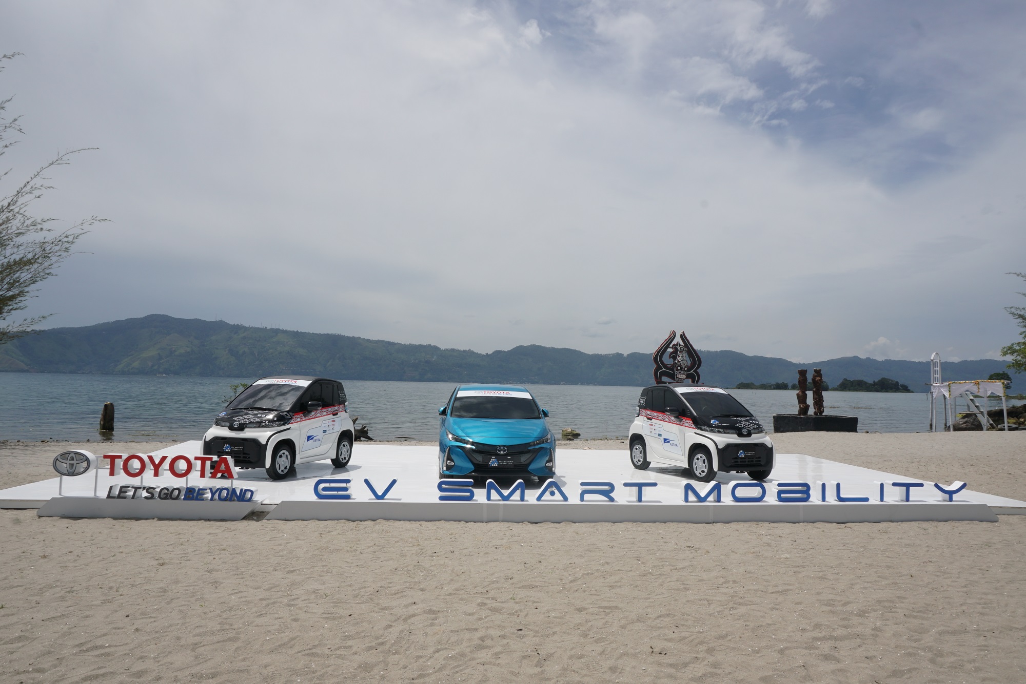 Ada 10 Unit Toyota C+Pod dan 1 Prius PHEV Mejeng di Kawasan Danau Toba, Wah Ngapain Ya?
