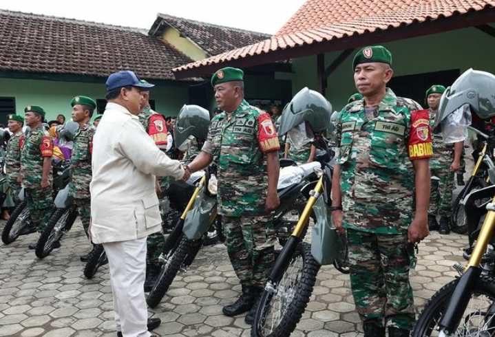 Menhan Prabowo Subianto Serahkan 20 Motor Trail Honda CRF150L untuk Babinsa di Banyuwangi