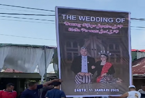 Unik! Bukan Janur Kuning, Pengantin Ini Malah Pasang Baliho Foto Pengantin