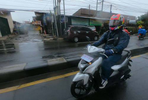 Ban Motor Jadi Lebih Licin Saat Hujan Turun, Pelajari Penyebabnya