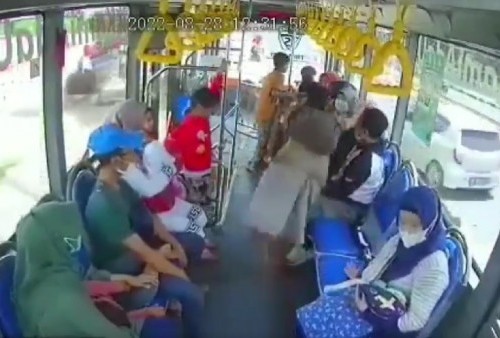 Viral Wanita Berhijab Dipukuli Pria Dewasa di dalam Bus, Netizen Beri Komentar Menohok