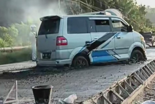 Viral! Mobil Terjebak di Jalan Cor yang Basah, Netizen: 'Biar Jadi Monumen'