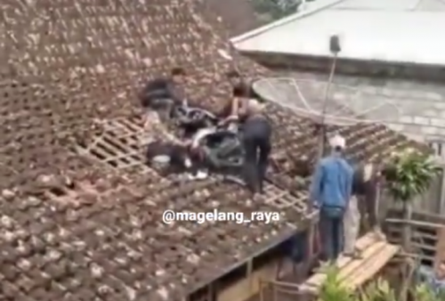 Diduga Rem Blong, Motor Honda BeAT Nyangkut di Atap Rumah Warga Magelang