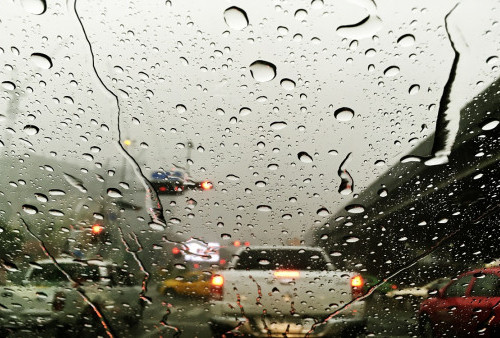 Simak Beberapa Tips Aman Berkendara Saat Hujan, Awas Terpeleset!