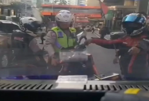 VIRAL! Relawan Ambulans Ditilang Polisi Saat Sedang Mengawal, Sampai Pasien Kena Pentok