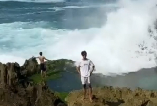 Viral! Detik-detik Pemuda Terseret Ombak di Pantai Kedung Tumpang, Tulungagung