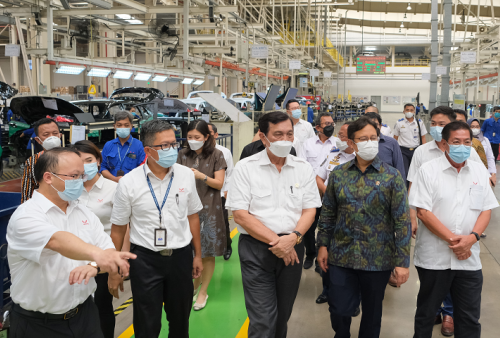 Menteri Luhut Binsar Pandjaitan Bersama Menteri Perhubungan dan Menteri Kesehatan Mendatangi Pabrik Wuling