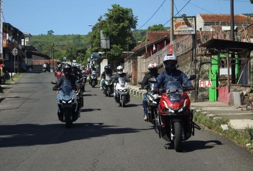 Bikers Honda ADV Series Ramai-Ramai Cari Pahala Bantu UMKM di Lokasi Wisata
