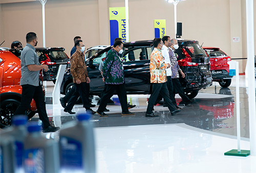 Presiden Republik Indonesia Jokowi berjalan di booth Suzuki Indomobil Sales di GIIAS 2021