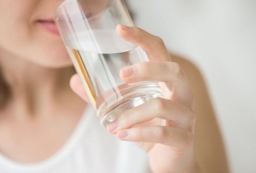 Waspada, Ada Penyakit yang Mengintai Jika Minum Air Dingin setelah Makan