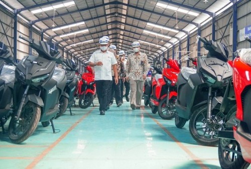 Ketua Umum PERIKLINDO Sambangi Pabrik Sepeda Motor Listrik Gesits