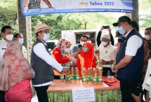 Ridwan Kamil dan Tri Adhianto Lakukan Operasi Pasar Minyak Goreng di Bekasi, Dijual Cuma Rp 14 Ribuan