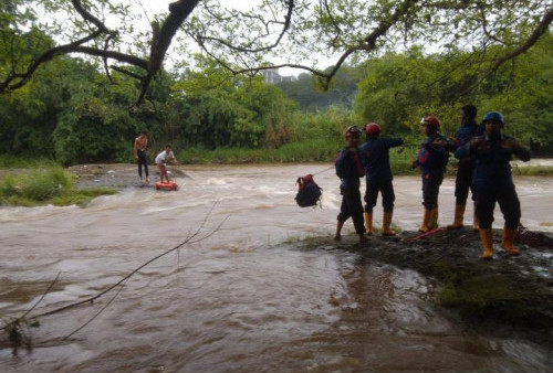 Astaga! Dua Anak Terjebak di Sungai Ciliwung, Bogor Akibat Hujan Deras 