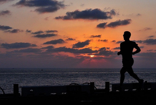 Simak 5 Manfaat Olahraga Lari di Malam Hari, Bisa Tingkatkan Kebahagiaan?