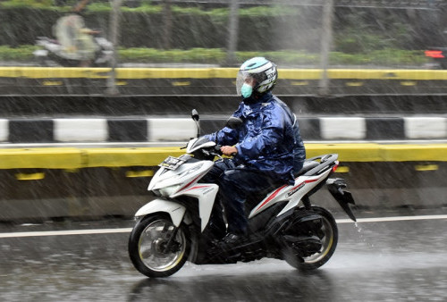 Jangan Disepelekan, Tetap Cari Aman Saat Berkendara di Musim Hujan, Simak Tipsnya