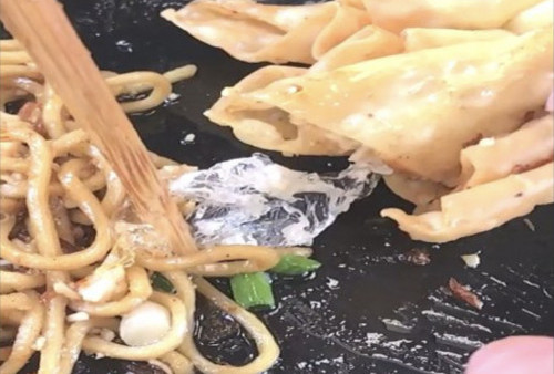 Mie Gacoan Gresik Menjadi Sorotan Usai Konsumen Temukan Plastik dalam Makanan 