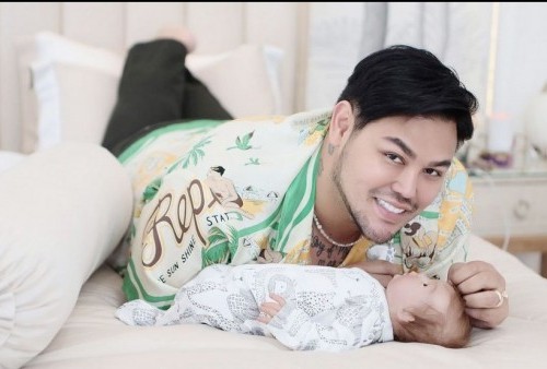 Ya Ampyun..! Ivan Gunawan Jadi Sorotan Netizen Gegara Perlakukan 2 Boneka Bayi Seperti Anaknya: Are You Okay? 