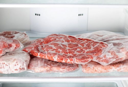 Jangan Disepelekan! Ini 5 Bahaya Menyimpan Daging di Freezer Terlalu Lama