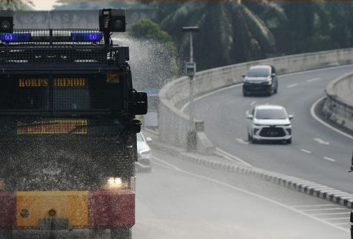 Kurangi Polusi, Polda Metro Jaya Kirim Water Canon Untuk Penyemprotan Jalan