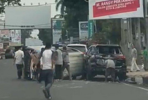 Terjadi Kecelakaan Angkot di Bandar Lampung, Dua Mobil Terguling setelah Balapan!