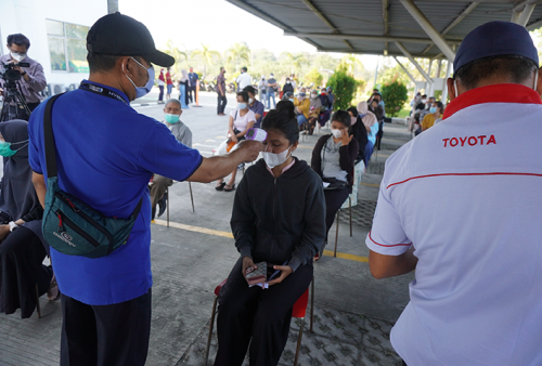 Toyota Motor Indonesia Bagikan Ribuan Paket Sembako dan Vaksiniasi Pada Warga Karawang